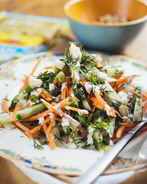 Хрустящий салат с морковью и огурцом