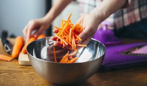 хрустящий салат с морковью и огурцом