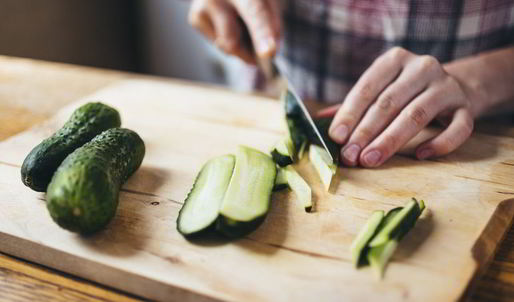 хрустящий салат с морковью и огурцом