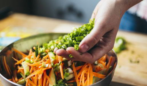 хрустящий салат с морковью и огурцом