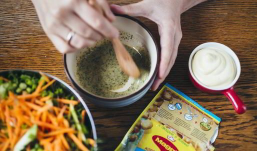 хрустящий салат с морковью и огурцом