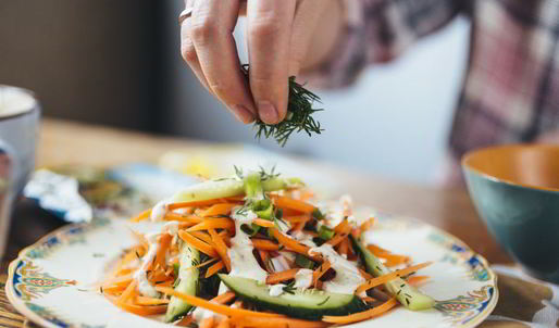 хрустящий салат с морковью и огурцом