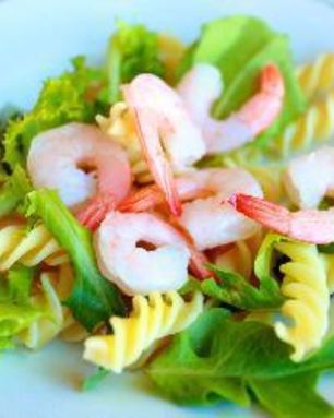 Макаронный салат с креветками