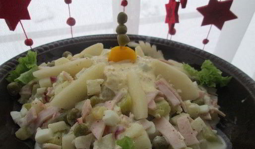 оливье с окороком и грушей