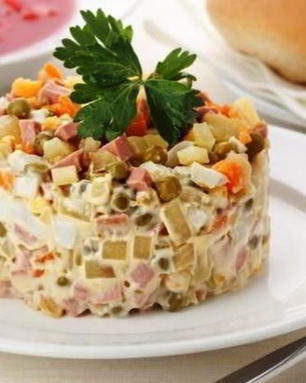 Салат Оливье с колбасой