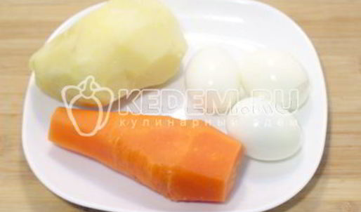 салат оливье с курицей и икорной закуской