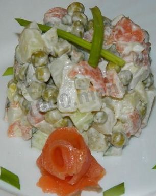 Салат оливье с семгой и огурцом