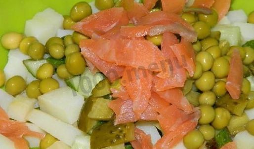 салат оливье с семгой и огурцом