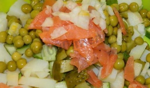 салат оливье с семгой и огурцом