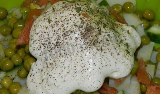 салат оливье с семгой и огурцом