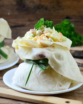 Салат Оливье в лаваше