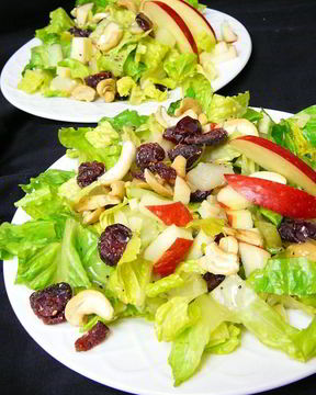 Осенний салат с лимонно-маковой заправкой