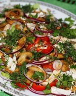 Овощной салат с курочкой и жареными шампиньонами