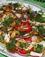 Овощной салат с курочкой и жареными шампиньонами
