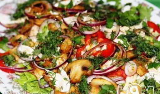 овощной салат с курочкой и жареными шампиньонами