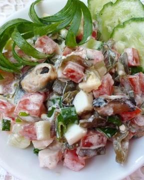 Овощной салат с морским коктейлем и морской капустой