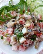 Овощной салат с морским коктейлем и морской капустой