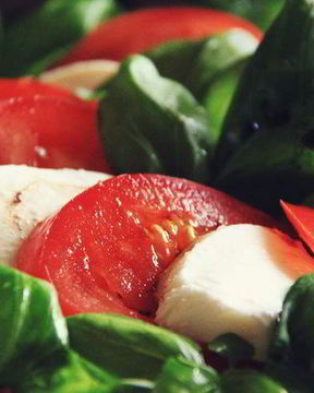 Простой итальянский салат с моцареллой