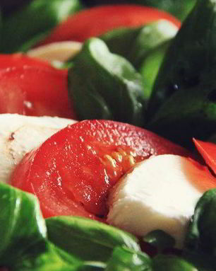 Простой итальянский салат с моцареллой