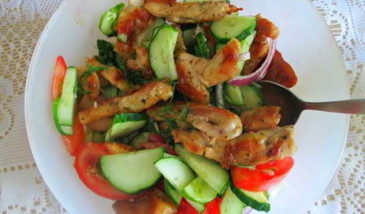 салат из овощей с куриной грудкой