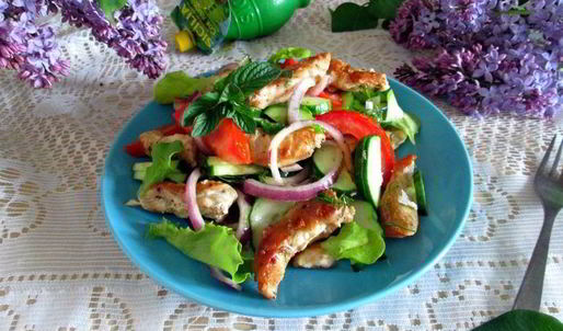 салат из овощей с куриной грудкой