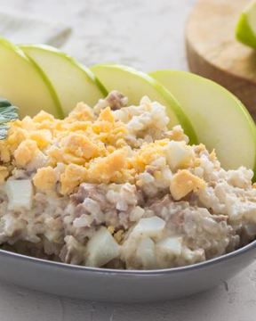 Салат из печени трески с рисом