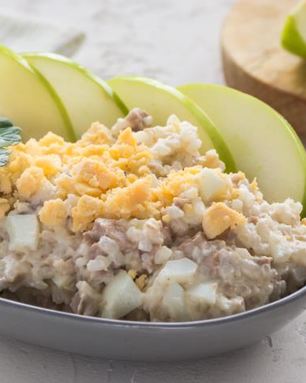 Салат из печени трески с рисом