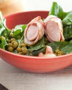 Салат из щавеля с горошком и сосисками, обжаренными в беконе