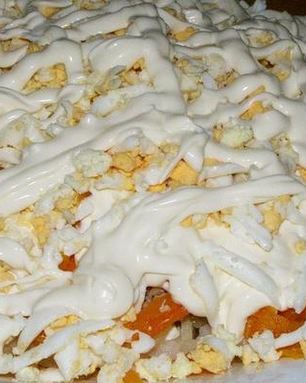 Слоеный салат Печень под шубой с яблоками