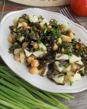 Салат с диким рисом, морской капустой, нутом и яблоками