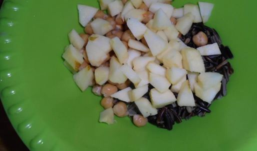 салат с диким рисом, морской капустой, нутом и яблоками