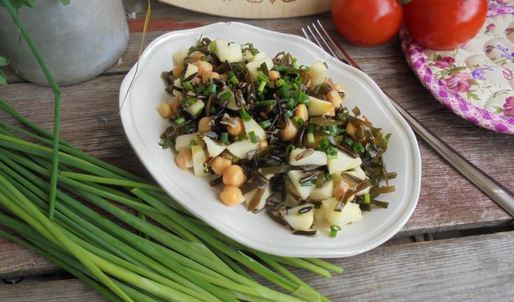 салат с диким рисом, морской капустой, нутом и яблоками
