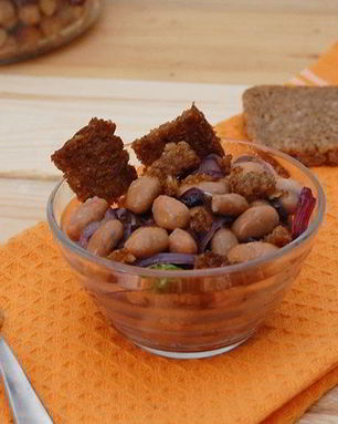 Салат с фасолью, сухариками