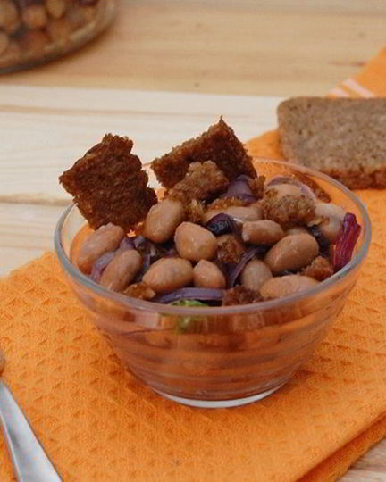 Рецепт салата с фасолью, сухариками