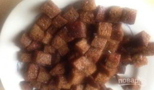 салат с фасолью, сухариками