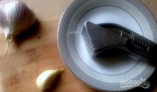 салат с фасолью, сухариками