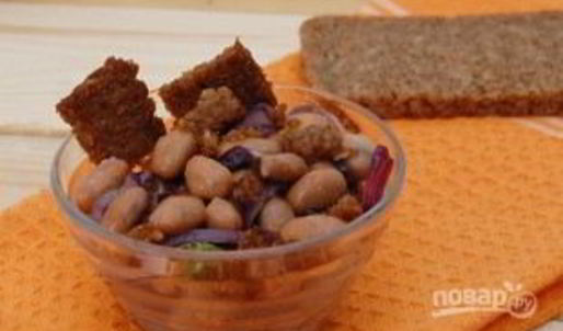 салат с фасолью, сухариками