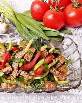 Салат с говядиной и черемшой