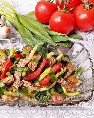 Салат с говядиной и черемшой