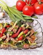 Салат с говядиной и черемшой