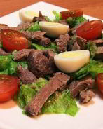 Салат с говядиной, помидорами и яйцом