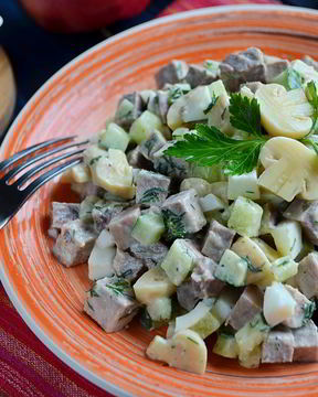Салат с говяжьим языком и грибами