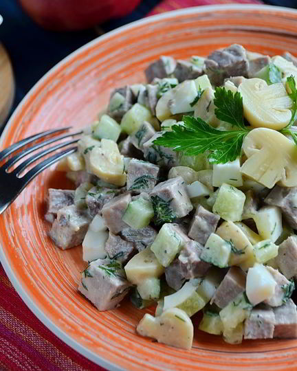 Рецепт салата с говяжьим языком и грибами