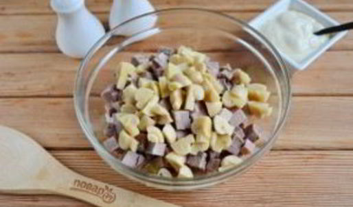салат с говяжьим языком и грибами
