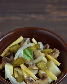 Салат с грибами и картофелем