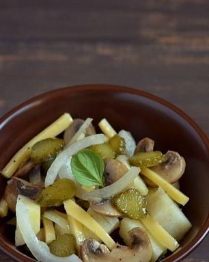 Салат с грибами и картофелем