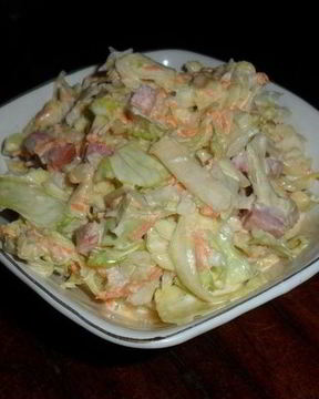 Салат с капустой и копченой колбасой