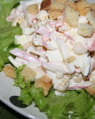 Салат с крабовыми палочками и сухариками Феерия