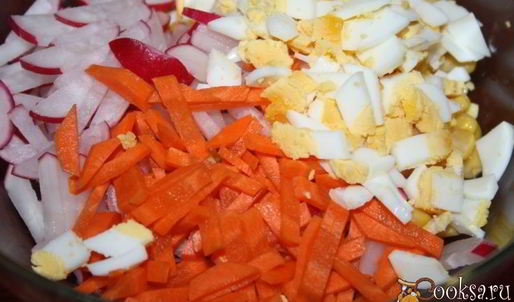 салат с крабовыми палочками и сухариками феерия