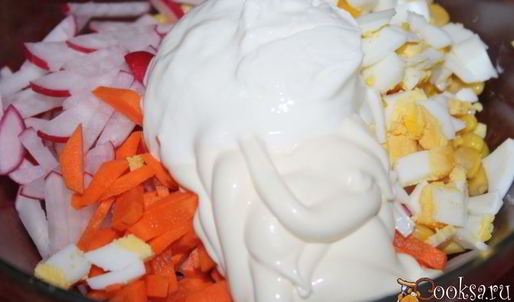 салат с крабовыми палочками и сухариками феерия